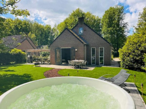 6pers Boshuis -Hottub Jacuzzi- 'De Groene Specht'